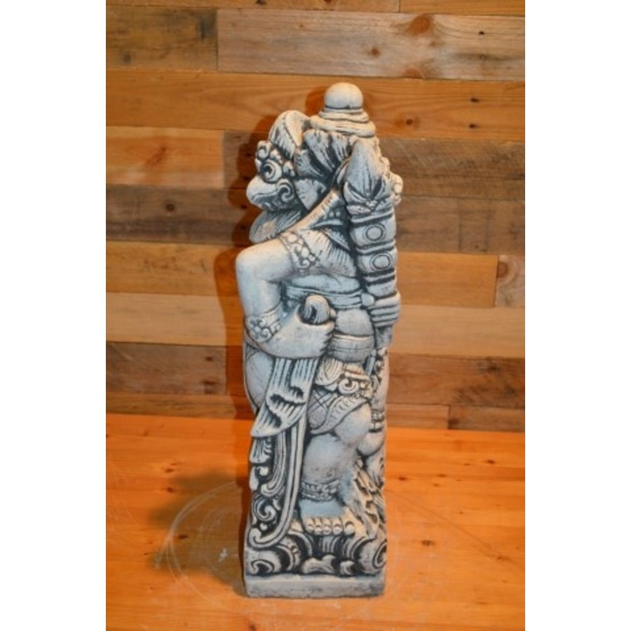 Balinese tempelwachter met wapen rechts van zich – betonnen tuinbeeld-3