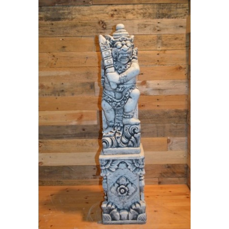 Balinese tempelwachter wapen rechts + pilaar-1