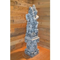 thumb-Balinese tempelwachter met wapen rechts op zuil – betonnen tuinbeeld-2