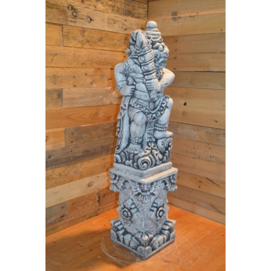 Balinese tempelwachter met wapen rechts op zuil – betonnen tuinbeeld-2