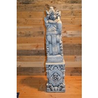 thumb-Balinese tempelwachter met wapen rechts op zuil – betonnen tuinbeeld-3