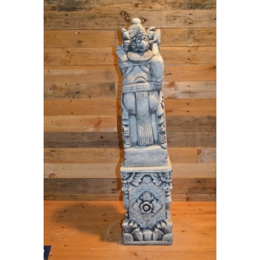 Balinese tempelwachter met wapen rechts op zuil – betonnen tuinbeeld-3