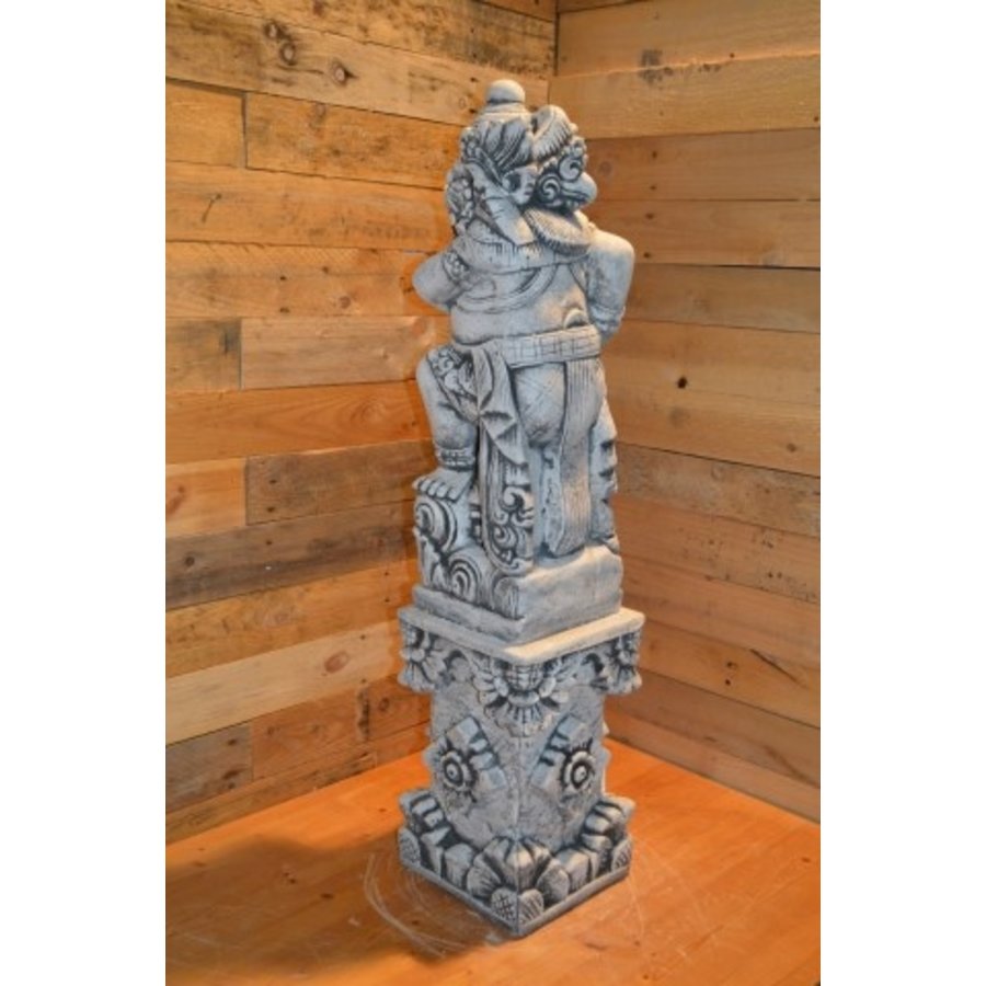 Balinese tempelwachter met wapen rechts op zuil – betonnen tuinbeeld-4