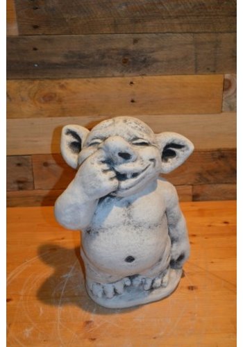 Betonnen beeld peuterende trol 