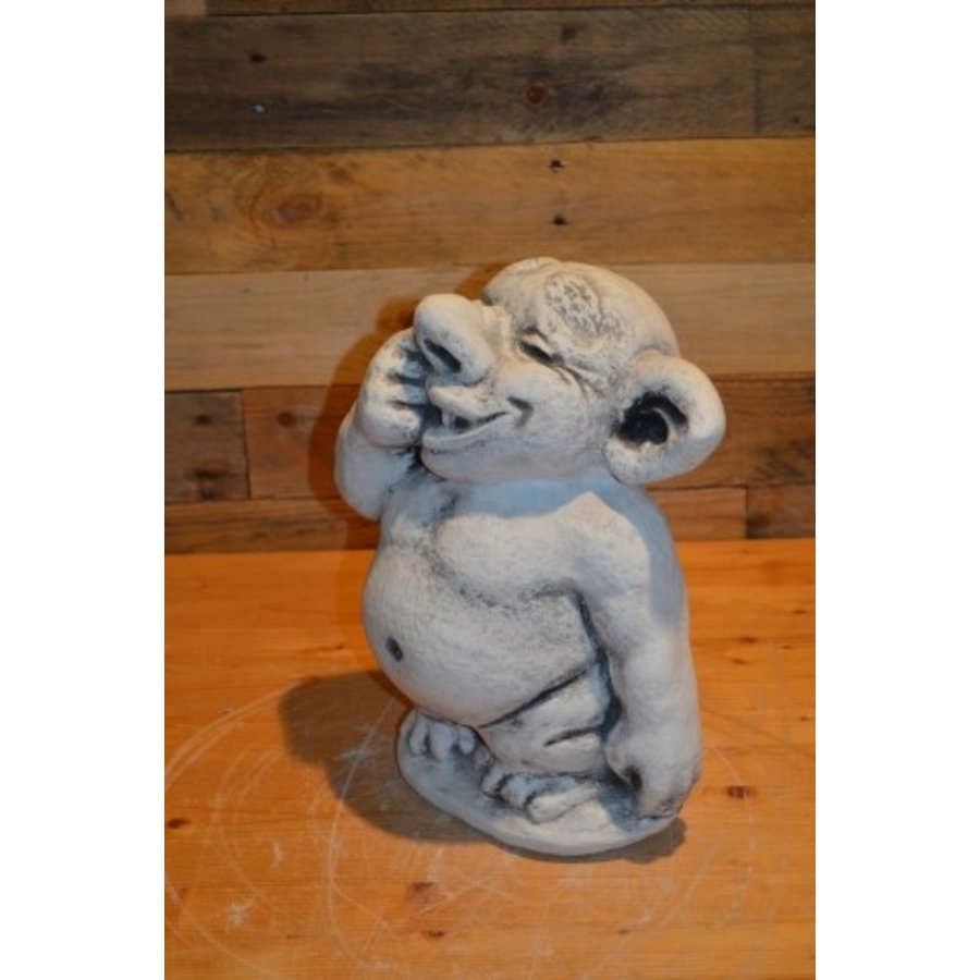 Peuterende trol – Grappig betonnen beeld voor tuin of huis-2