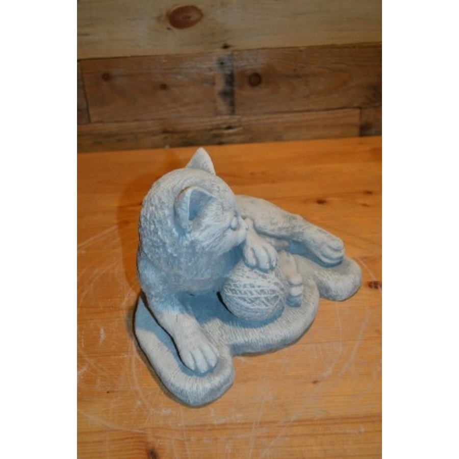 Spelende kat met bolletje wol – Betonnen decoratie voor binnen en buiten-2