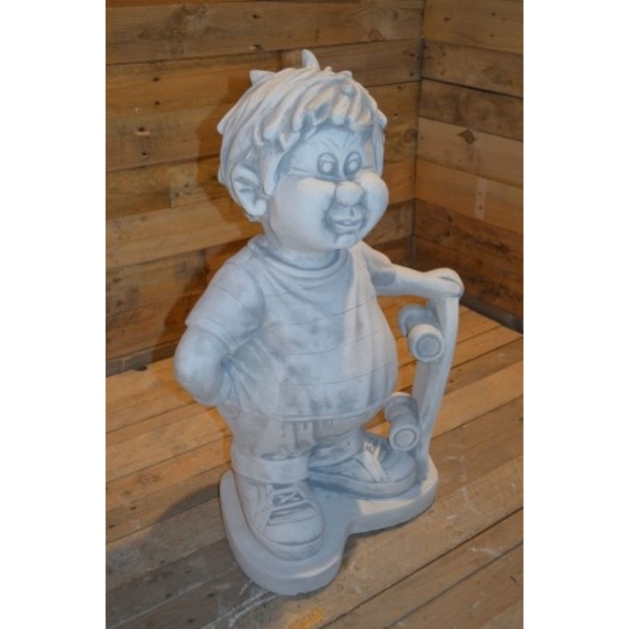 Betonnen beeld Skateboard jongen – Speels en levendig voor tuin en huis-3