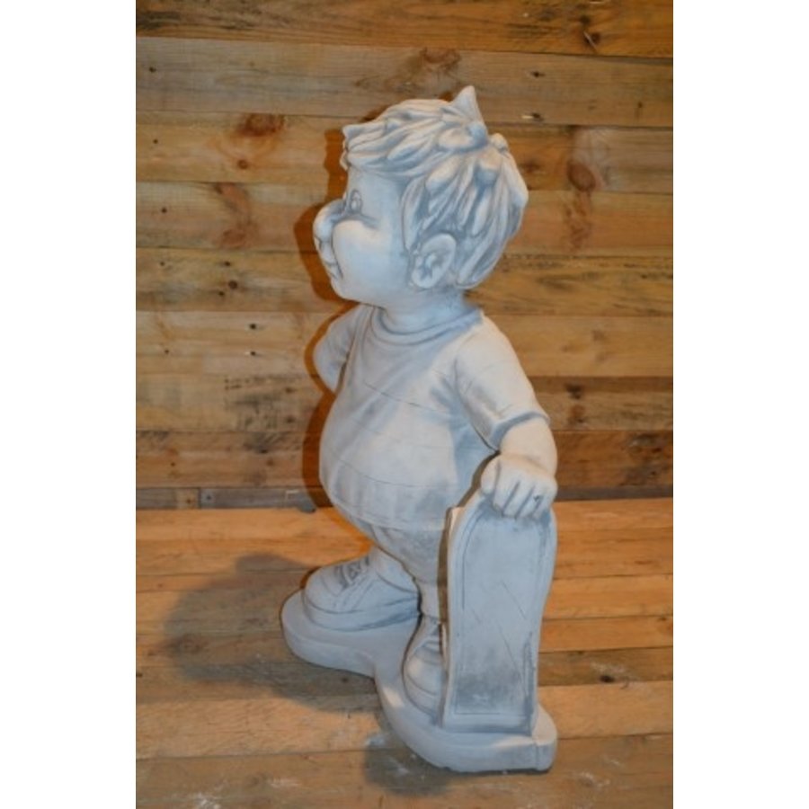 Betonnen beeld Skateboard jongen – Speels en levendig voor tuin en huis-4