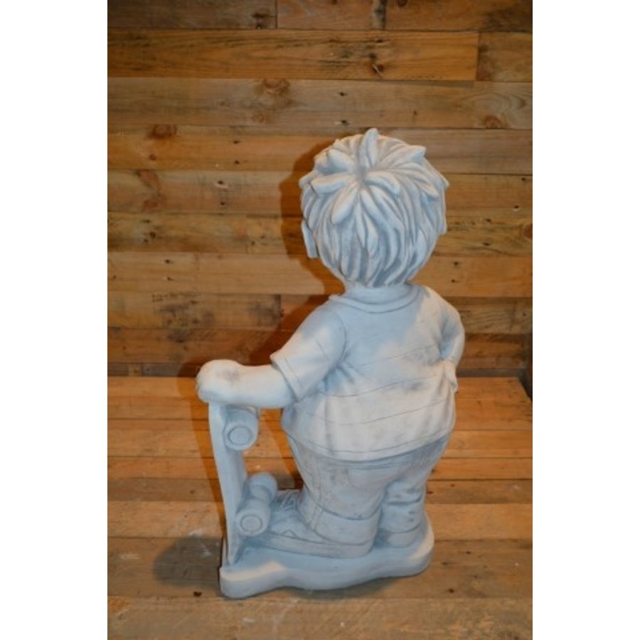 Betonnen beeld Skateboard jongen – Speels en levendig voor tuin en huis-5