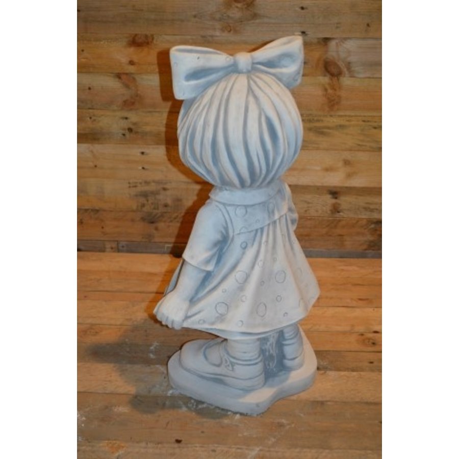 Betonnen beeld Meisje met strik – Sfeervol en speels voor tuin en huis-3