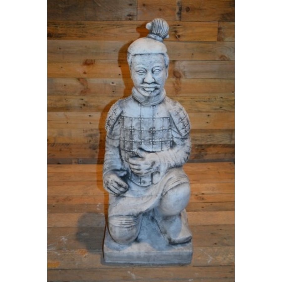 Betonnen beeld van knielende Terracotta krijger – Chinese keizerlijke soldaat voor tuin of interieur-2