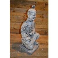 thumb-Betonnen beeld van knielende Terracotta krijger – Chinese keizerlijke soldaat voor tuin of interieur-1