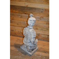 thumb-Betonnen beeld van knielende Terracotta krijger – Chinese keizerlijke soldaat voor tuin of interieur-3
