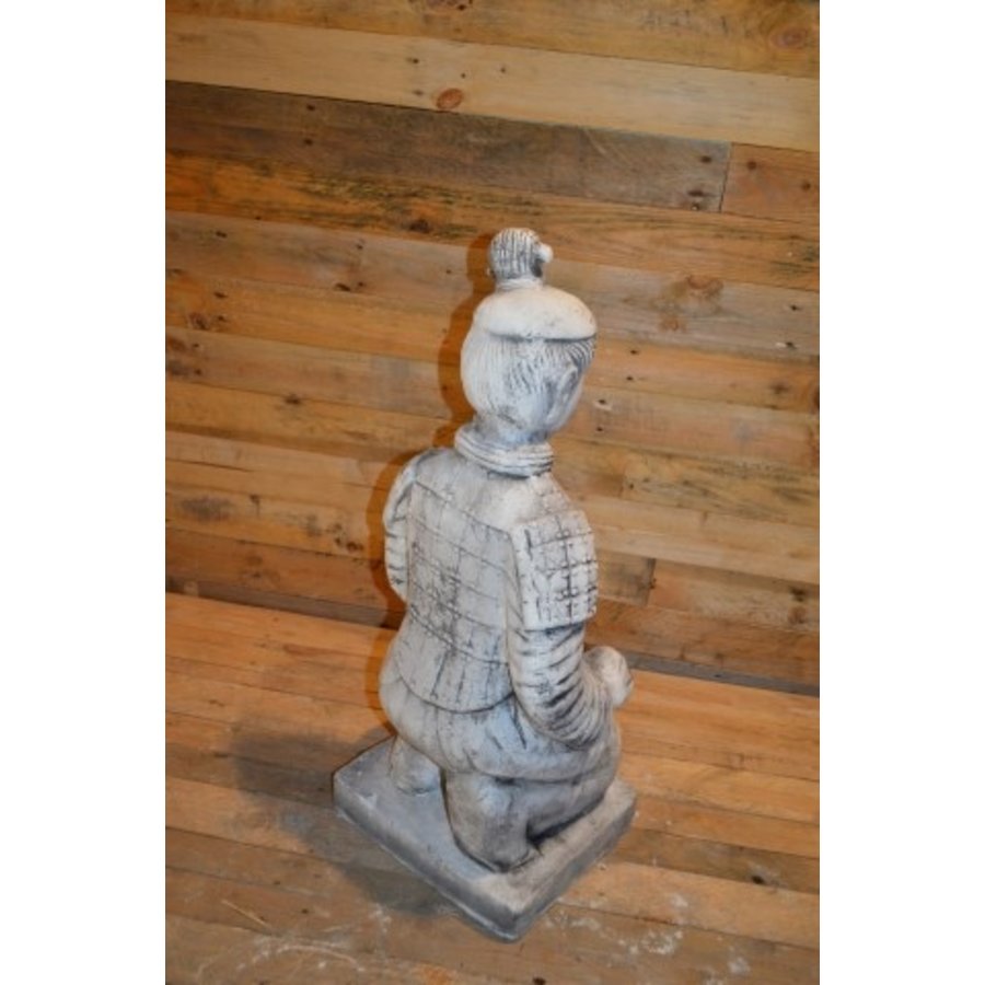 Betonnen beeld van knielende Terracotta krijger – Chinese keizerlijke soldaat voor tuin of interieur-3