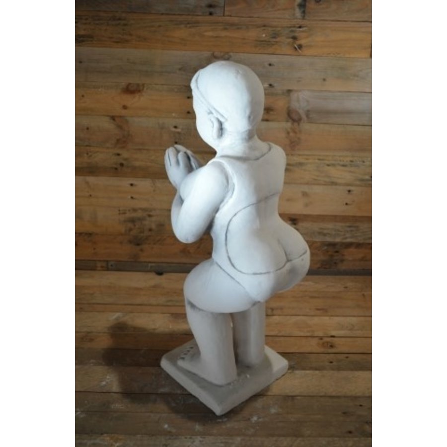 Beeld van dikke dame in bikini met Rubensiaans postuur van beton-3