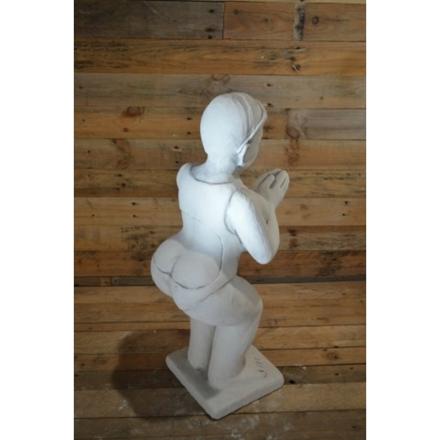 Beeld van dikke dame in bikini met Rubensiaans postuur van beton-4