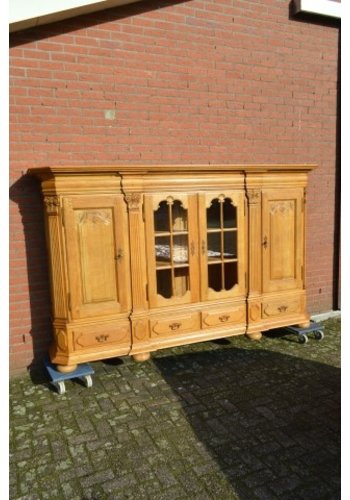 Eiken kasteeldressoir met houtsnijwerk 
