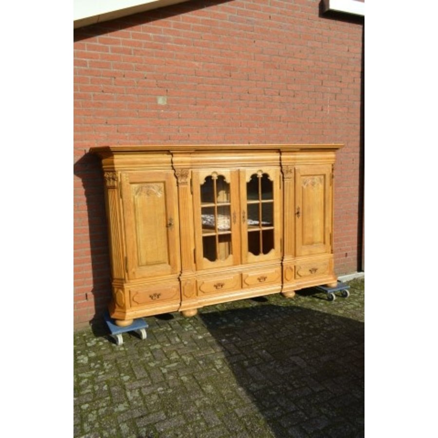 Robuust kasteel dressoir van massief eikenhout met glas en houtsnijwerk-1
