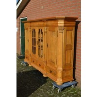 thumb-Robuust kasteel dressoir van massief eikenhout met glas en houtsnijwerk-2