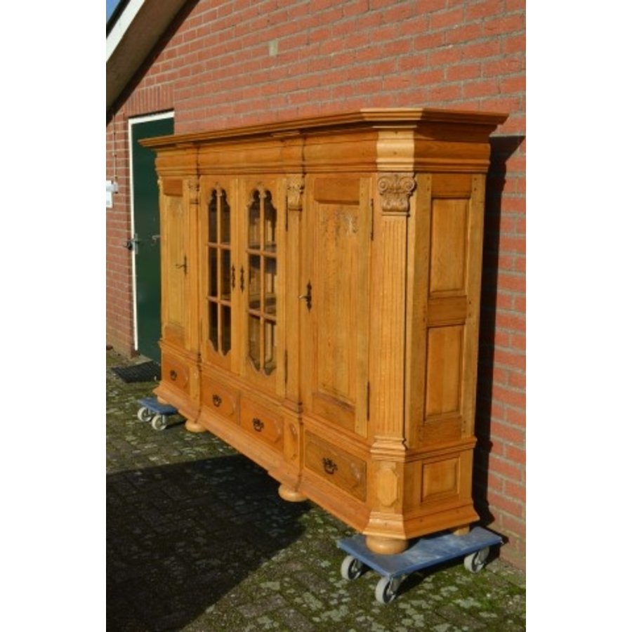Robuust kasteel dressoir van massief eikenhout met glas en houtsnijwerk-2