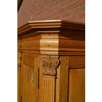 thumb-Robuust kasteel dressoir van massief eikenhout met glas en houtsnijwerk-3