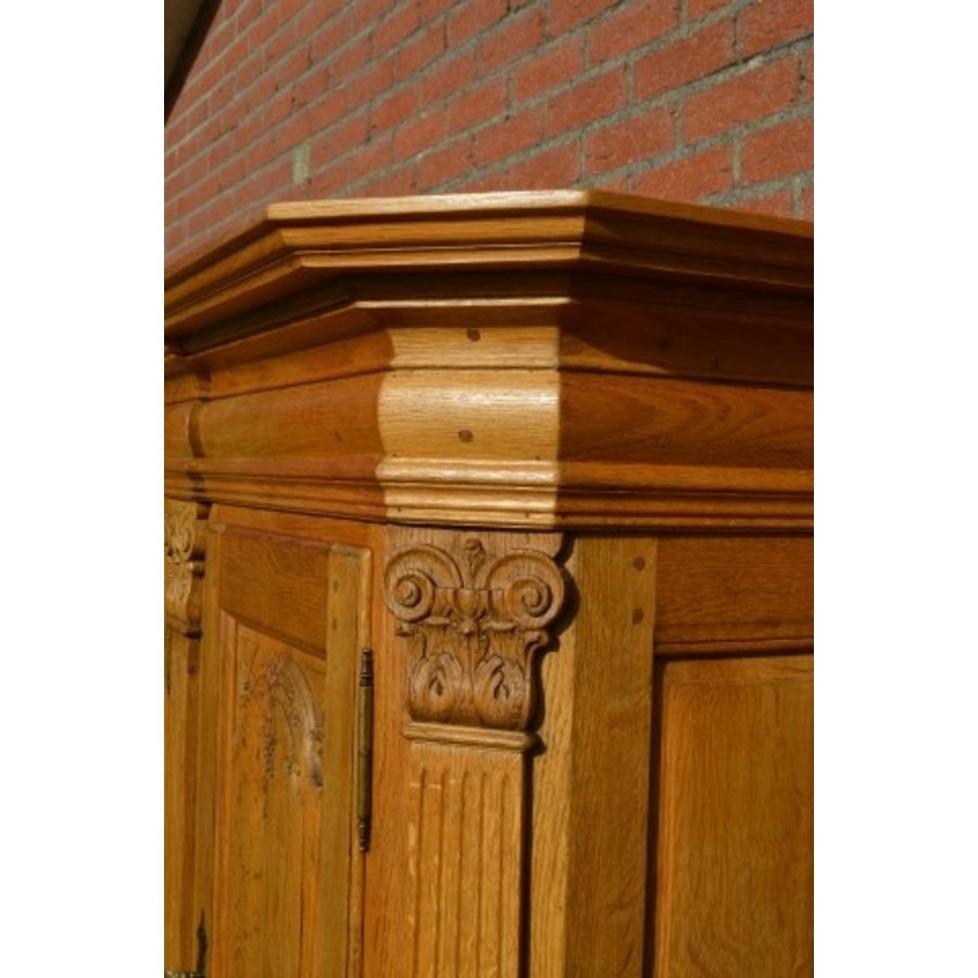 Robuust kasteel dressoir van massief eikenhout met glas en houtsnijwerk-3