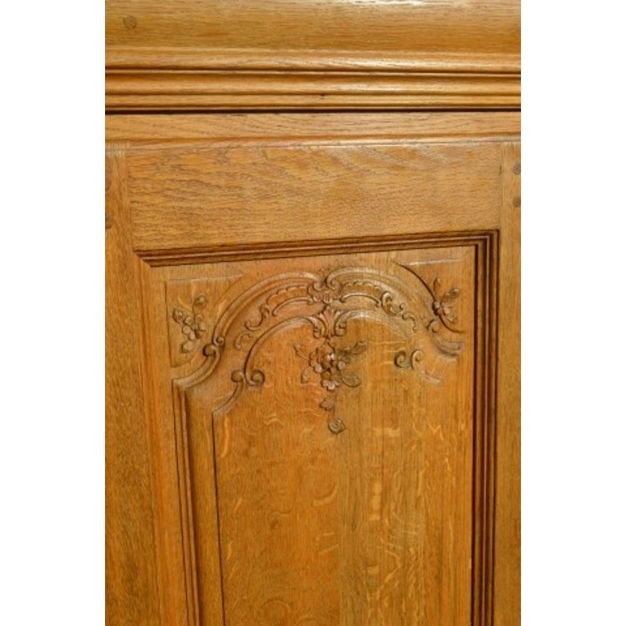 Robuust kasteel dressoir van massief eikenhout met glas en houtsnijwerk-4