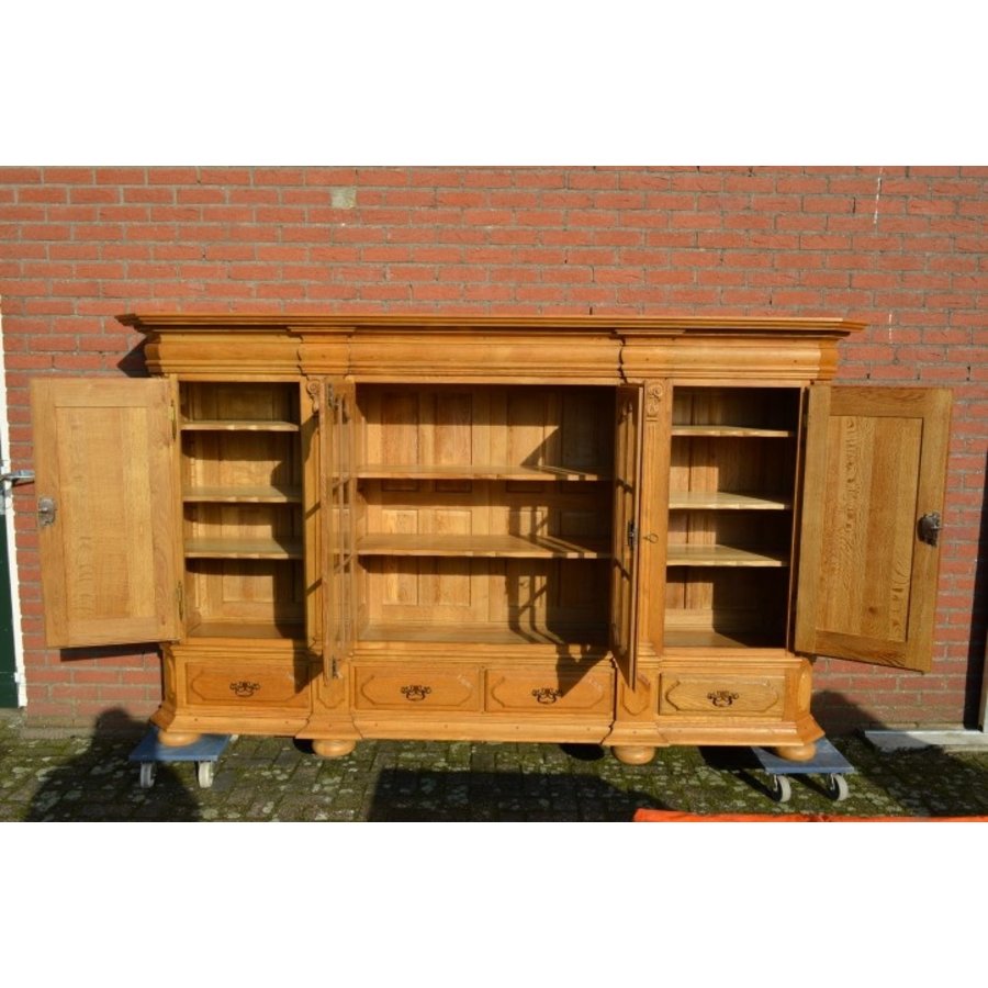 Robuust kasteel dressoir van massief eikenhout met glas en houtsnijwerk-5