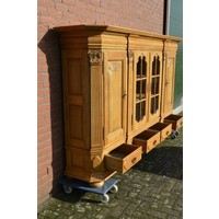 thumb-Robuust kasteel dressoir van massief eikenhout met glas en houtsnijwerk-7