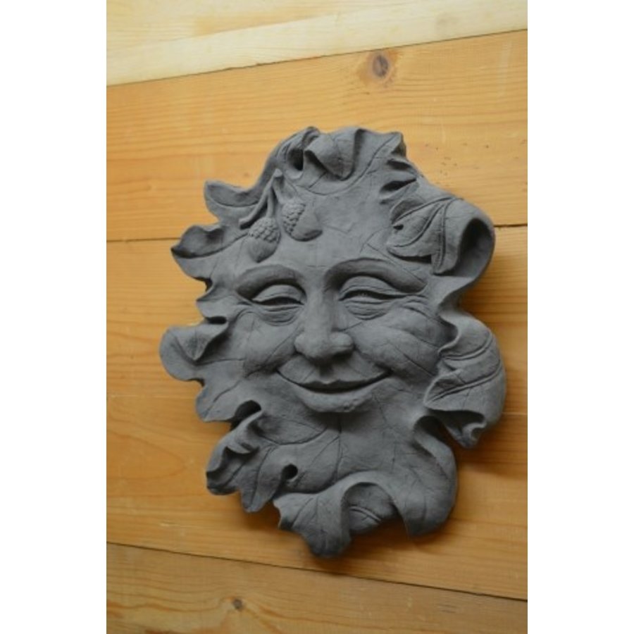 Eikenblad met gezicht van beton – Vadertje Natuur muurornament voor tuin of schutting-1