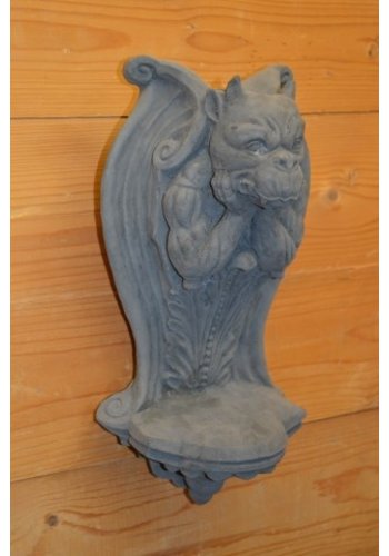 Betonnen gotische waterspuwer 