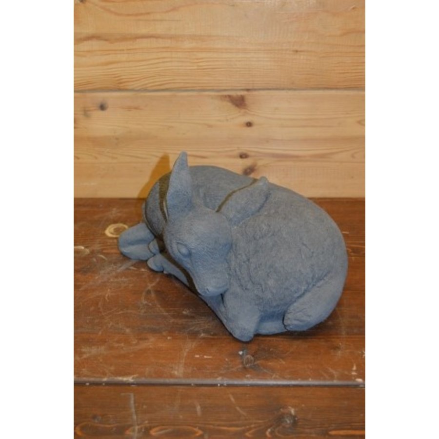 Betonnen beeld van een jong liggend ree voor in de tuin-1