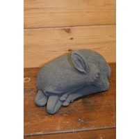 thumb-Betonnen beeld van een jong liggend ree voor in de tuin-3