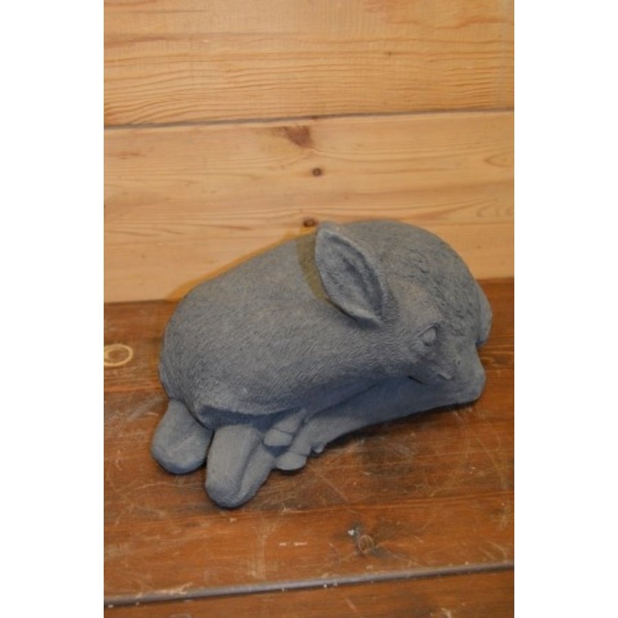 Betonnen beeld van een jong liggend ree voor in de tuin-3