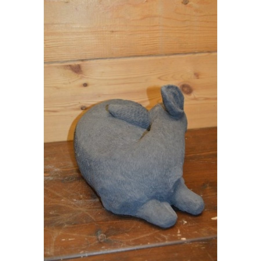 Betonnen beeld van een jong liggend ree voor in de tuin-4