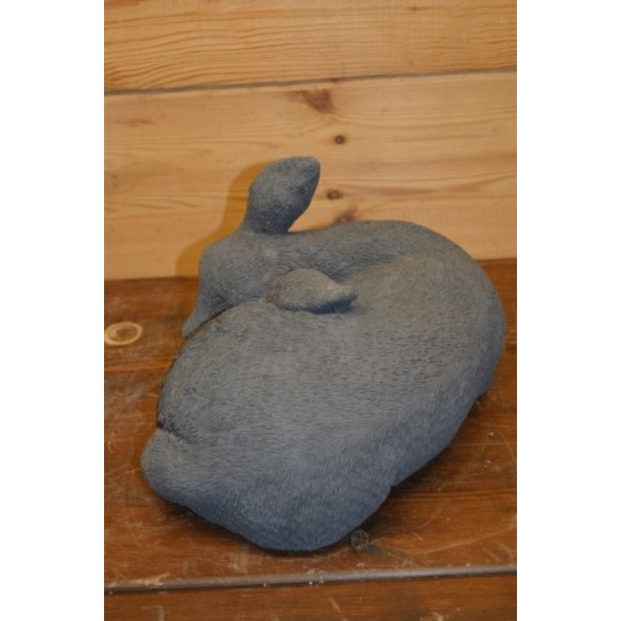 Betonnen beeld van een jong liggend ree voor in de tuin-5