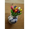 Boeket houten tulpen in Delfts blauwe hangvaas