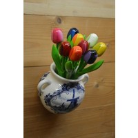 thumb-Boeket houten tulpen in een handbeschilderde Delfts blauwe wandvaas-1