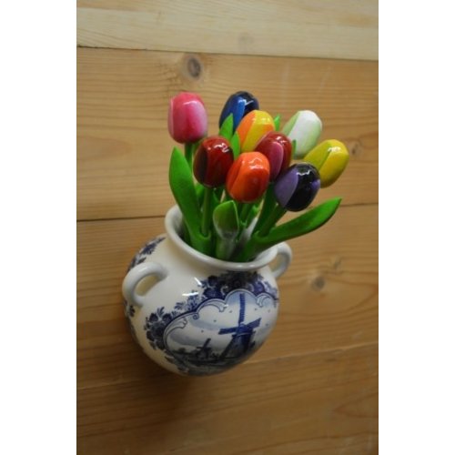 Boeket houten tulpen in Delfts blauwe hangvaas 