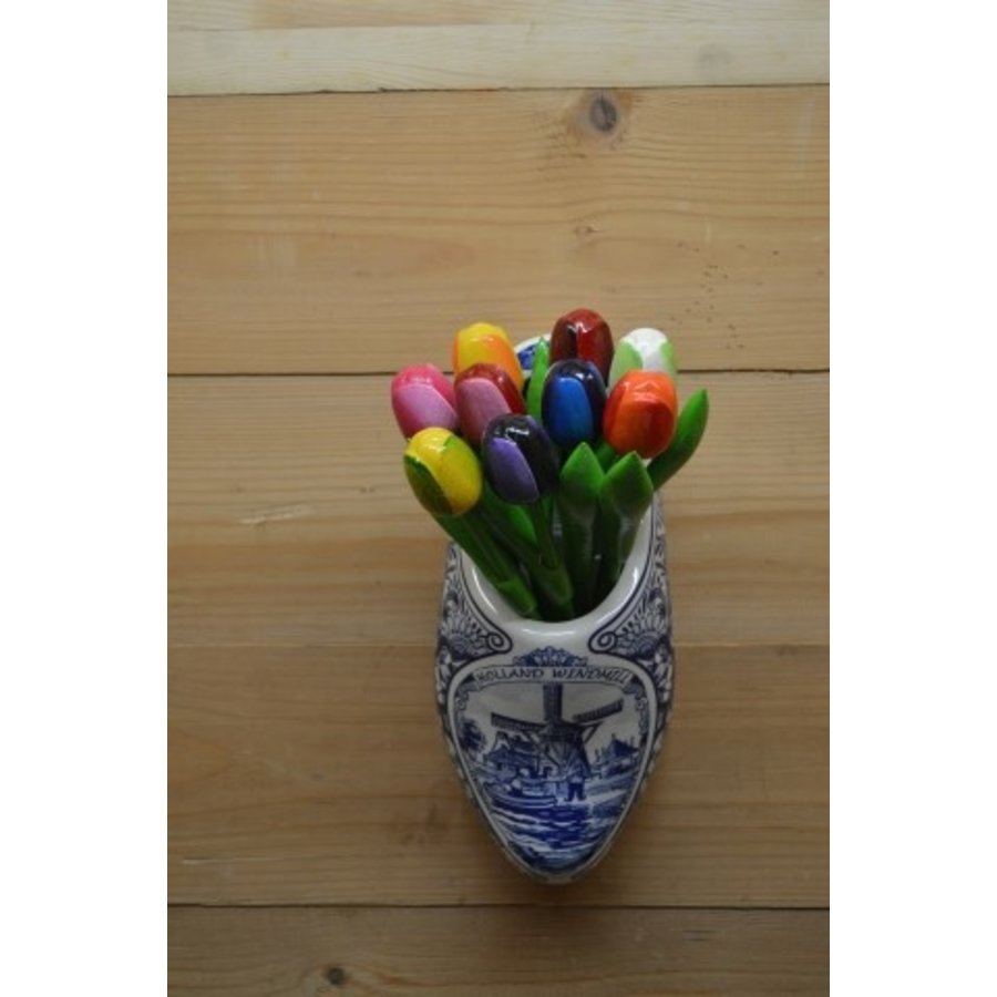 Boeket houten tulpen in een handbeschilderde Delfts blauwe muurklomp-2