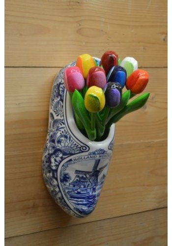 Klomp van aardewerk met houten tulpen 