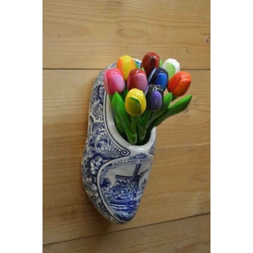 Klomp van aardewerk met houten tulpen 