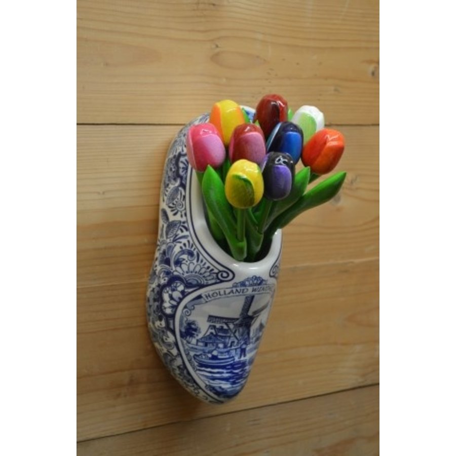 Boeket houten tulpen in een handbeschilderde Delfts blauwe muurklomp-1