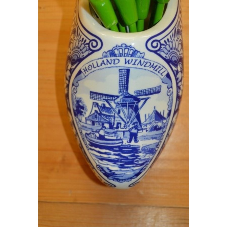 Boeket houten tulpen in een handbeschilderde Delfts blauwe muurklomp-4