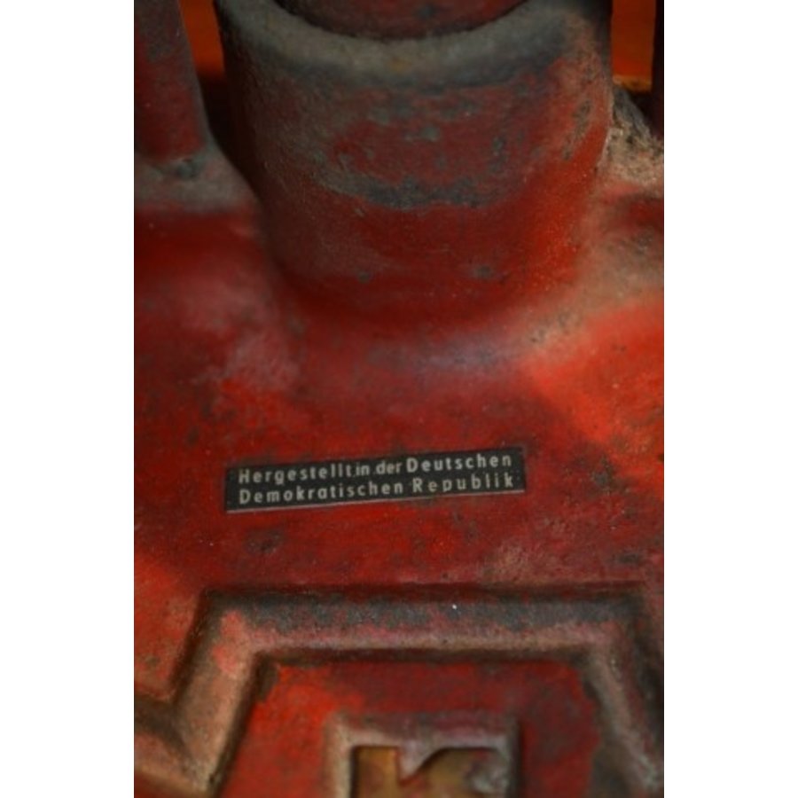 Gietijzeren vleugelpomp uit de voormalige DDR als authentiek industrieel object-2