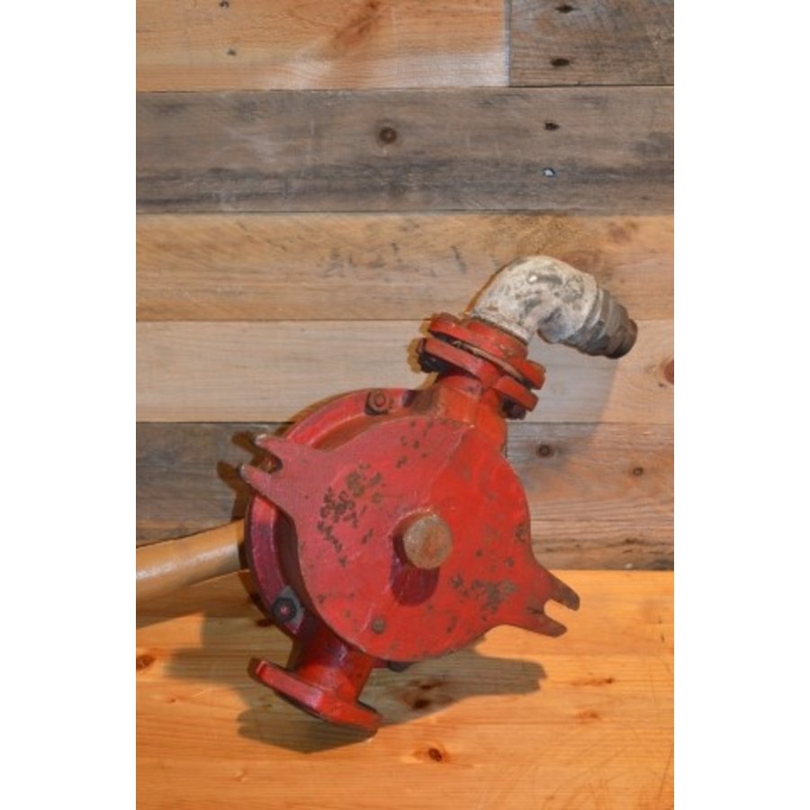 Gietijzeren vleugelpomp uit de voormalige DDR als authentiek industrieel object-5