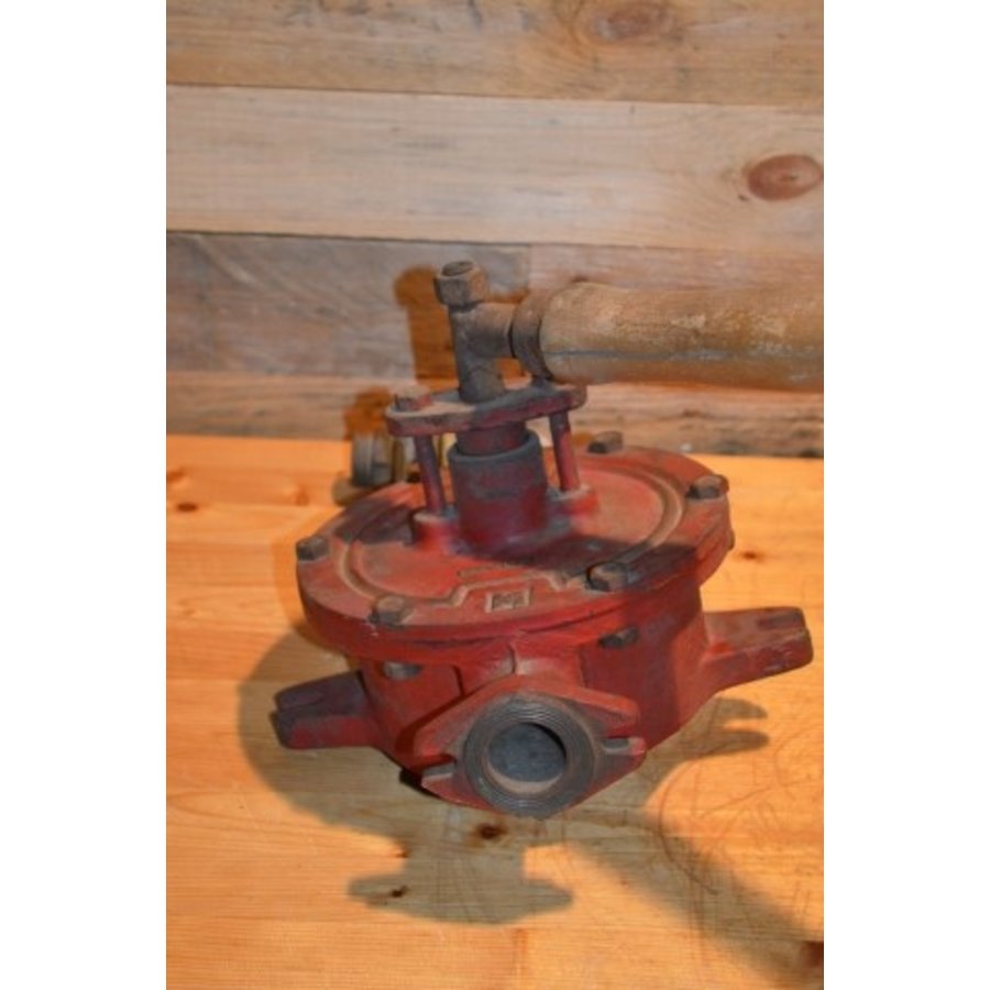 Gietijzeren vleugelpomp uit de voormalige DDR als authentiek industrieel object-6