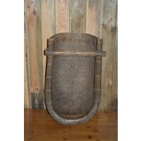 Authentieke retro oosterse rijstmand van bamboe en pitriet