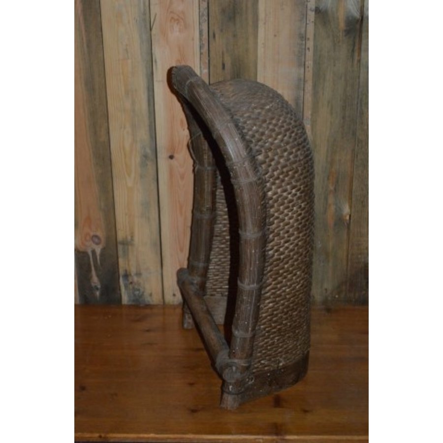 Authentieke retro oosterse rijstmand van bamboe en pitriet-1