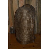 Authentieke retro oosterse rijstmand van bamboe en pitriet